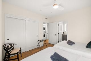 King Bed EVCharger Sleeps 8 Balcony Laundry - 2