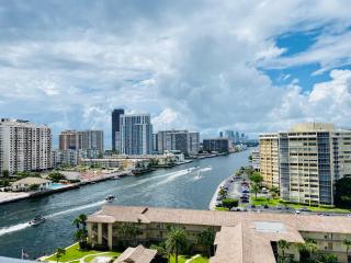 Trendy Miami Apartment Walk to the Beach - Hallandale Beach - 0