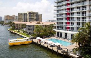Trendy Miami Apartment Walk to the Beach - Hallandale Beach - 9