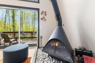 3Br 2Bath Midcentury Ski Chalet with Hot Tub & Kids' Loft - Cedar - 4