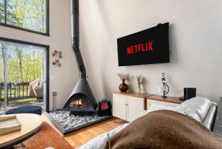 3Br 2Bath Midcentury Ski Chalet with Hot Tub & Kids' Loft - 3