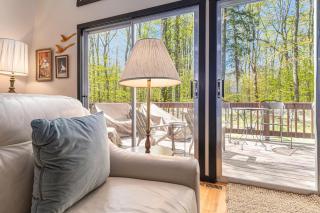 3Br 2Bath Midcentury Ski Chalet with Hot Tub & Kids' Loft - 5