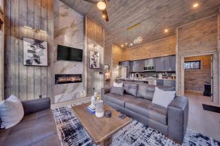 Honeybear Hideaways - Modern Family-Friendly Cabin with Pool Waterfalls, Hot Tub & Game Room - Sevierville - 0