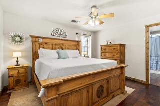 the Hot Tub Farmhouse - Canyon Lake - 5