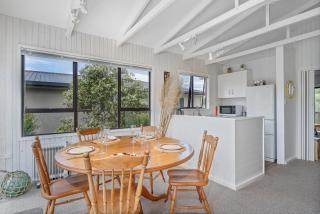 Captains Bach at Cooks - Upstairs Holiday Unit - Cooks Beach - 4
