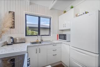 Captains Bach at Cooks - Upstairs Holiday Unit - Cooks Beach - 2