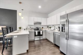 King Bed & Pool Fitness Center by LCP Collection - Bentonville - 3