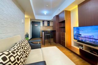 Comfy and Minimalist 1BR at The Wave Kuningan Apartment By Travelio - 1