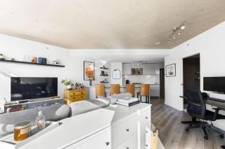 Luxury Central Apartment with City Views - 4