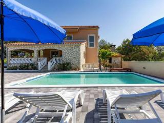 Laetitia with pool Comfortable holiday residence - 0