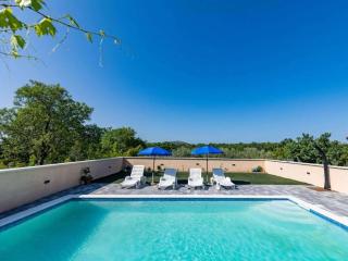 Laetitia with pool Comfortable holiday residence - 6