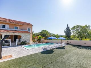 Laetitia with pool Comfortable holiday residence - 9