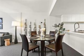 Spectacular Waterfront with Cosmopolitan Lifestyle - Sydney - 6