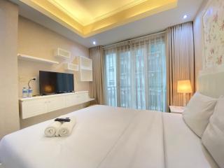 Well Furnished Studio Room at Grand Asia Afrika Apartment By Travelio - 4
