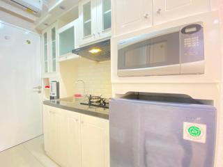 Well Furnished Studio Room at Grand Asia Afrika Apartment By Travelio - 3