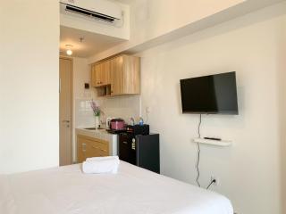 Studio with Minimalist Design Tokyo Riverside PIK 2 Apartment By Travelio - Rawalembang - 3