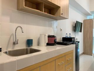Studio with Minimalist Design Tokyo Riverside PIK 2 Apartment By Travelio - Rawalembang - 2