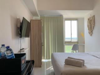 Studio with Minimalist Design Tokyo Riverside PIK 2 Apartment By Travelio - Rawalembang - 1