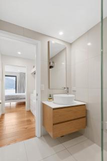 Lake View Apartment Queenstown - 1