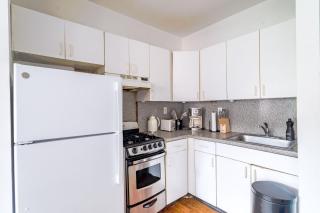 Central and Cozy 3BR 1BA Escape in Hells Kitchen Close to Times Square - New York - 8