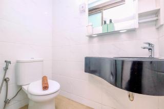 Modern Look and Comfy Studio at Sky House BSD Apartment By Travelio - 4