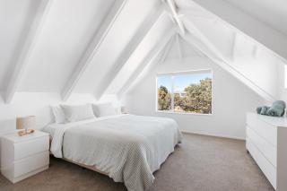 Barefoot Retreat - Beach shops and cinema - Papamoa - 1