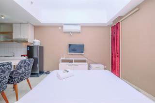 Warm and Cozy Stay Studio Apartment Margonda Residence 2 By Travelio - Depok - 6