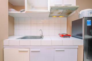 Warm and Cozy Stay Studio Apartment Margonda Residence 2 By Travelio - Depok - 4