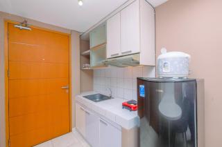 Warm and Cozy Stay Studio Apartment Margonda Residence 2 By Travelio - Depok - 3