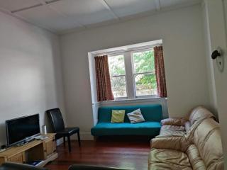 5 Bedroom House A with 13 Beds including 6 Double Beds, 2 Single Beds, and 5 Sofa Beds - Auckland - 4
