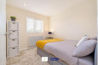 Spacious 6 Bedroom House By Trinity Stays Short Lets & Serviced Accommodation Ilford With Free WiFi & Parking - Seven Kings - 4