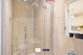 Spacious 6 Bedroom House By Trinity Stays Short Lets & Serviced Accommodation Ilford With Free WiFi & Parking - Seven Kings - 5