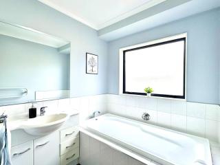 Spacious Comfty 4 BDMs House in Rototuna - Hamilton - 3
