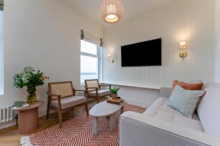 2-Bed - Sleeps 6 - Seafront View with Free Parking - 4