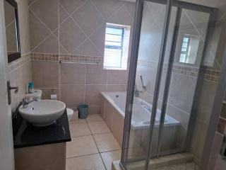 OosiesRus - Charming Langebaan Villa with Garden View - Langebaan - 3