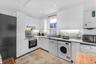 Groves 4 bedroom, Shepherds Bush - 9