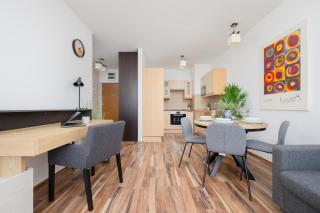 Spacious Apartment with Parking and Balcony by Noclegi Renters - Varsovie - 1