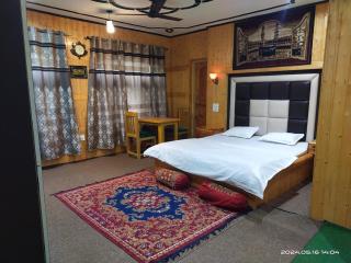 Moonlight Homestay Gulmarg - Srinagar - 8