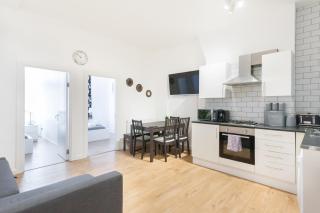 Brilliant 2 Bedrooms Flat Next to The Station - Londra - 1
