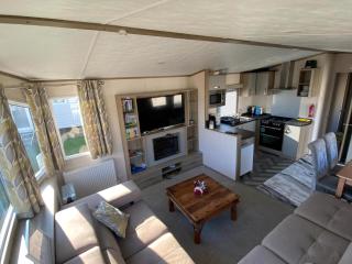 Homely Caravan At Broadland Sands Holiday Park Ref 20044Sv - 8