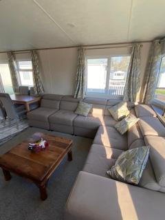 Homely Caravan At Broadland Sands Holiday Park Ref 20044Sv - 7