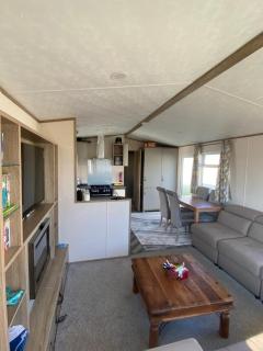 Homely Caravan At Broadland Sands Holiday Park Ref 20044Sv - 4