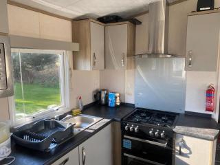 Homely Caravan At Broadland Sands Holiday Park Ref 20044Sv - 2