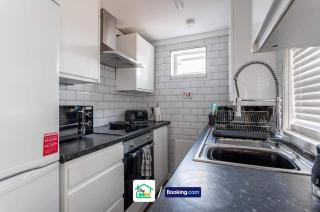 Four Bedrooms By Stay Snug Short Lets & Serviced Accommodation Preston With Wi-Fi, Free Parking & Great Location - Preston - 2