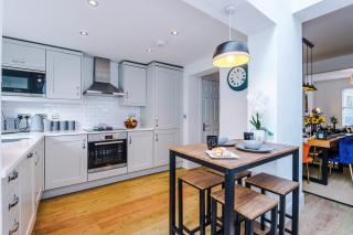 Stylish 3-Bed City Centre Home in Chester by 53 Degrees Property, Ideal for Groups, Private Parking! - Chester - 3