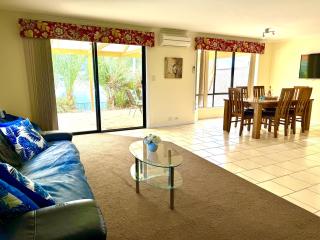 Lakeside Getaway - 4br Jetty, Wi-fi, Waterfront - 9