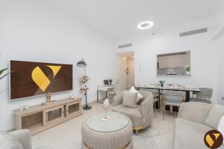Vogue Prime Location in Jumeirah Village Circle - Spacious One Bedroom Apartment in Jeewar Tower with Balcony and Full Amenities Access - 3
