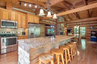 Appalachian Escape Cabin - Private - Secluded -3 acres -Hot tub -Fire pit -Games - Sevierville - 2