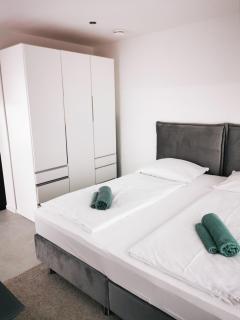 HH 03 by ROCKCHAIR - SUPERHOST Status - Modernes Apartment mit sonnigem Balkon & premium Boxspringbetten in Winterhude - Hamburg Top Geheimtipp - Hamburg - 2