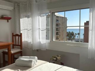 Cozy- 100m from the Beach with Pool & Perfect for2 - 8
